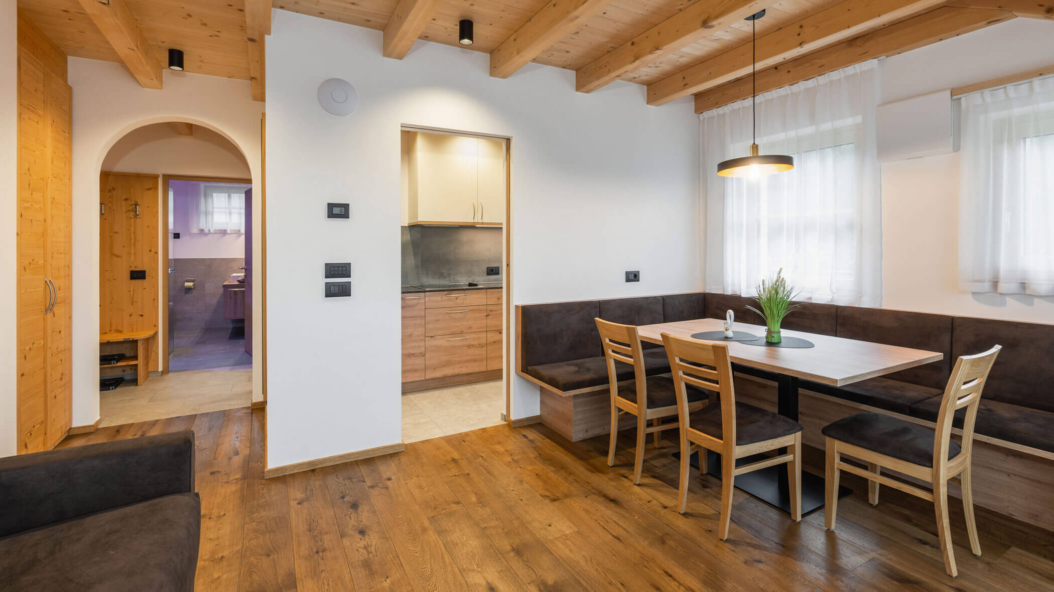 Table with corner benchnk